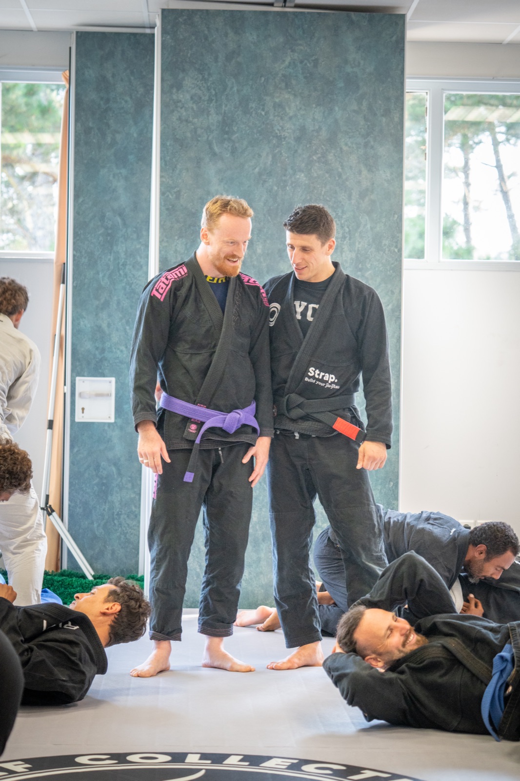 Convivialit&eacute; sur le tatami du BJJ Surf Collective