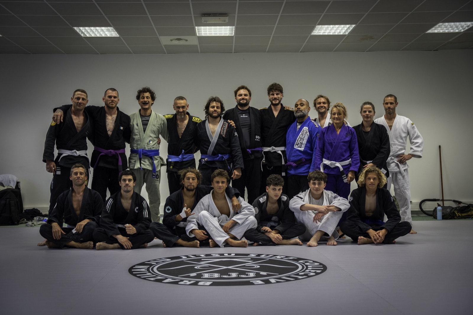 L'&eacute;quipe du BJJ Surf Collective autour du logo du club